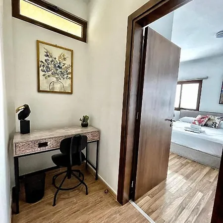 Charming House In The Heart Of Будинок відпочинку Лімасол